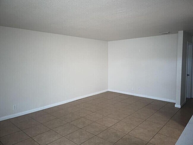 Foto del edificio - LARGE NEWLY RENOVATED 2 BEDROOM APARTMENTS Application fee is waived during move in