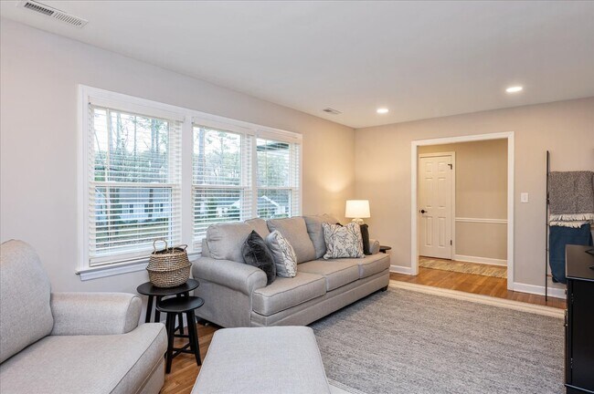 Foto del edificio - 727 Richmond St