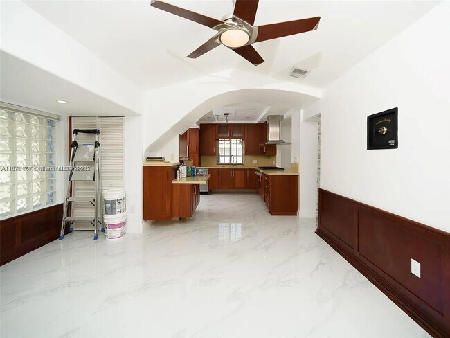 Building Photo - 5833 SW 38th St