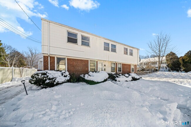 Foto del edificio - 8 New Hampshire Dr