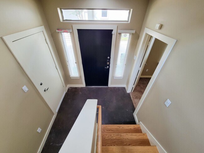 Foto del edificio - Elegant Gated Townhome Offering Unparallel...