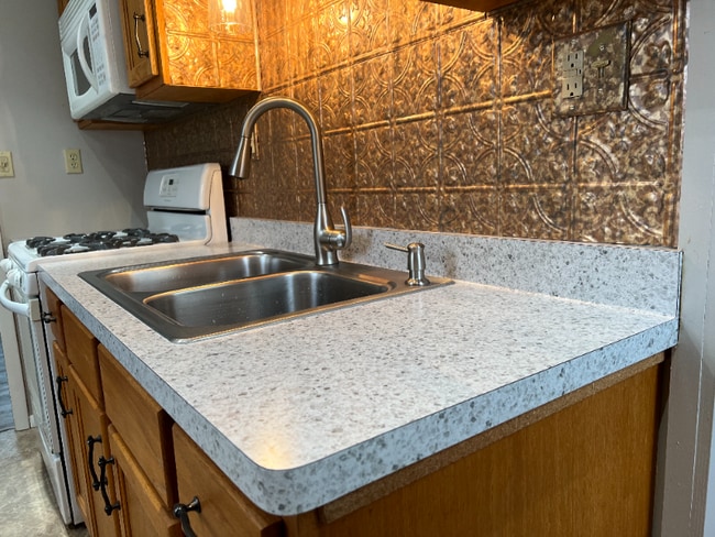 Building Photo - 209 Iroquois St