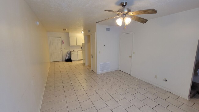 Building Photo - 2 Bedroom/ 1.5 Bath Townhouse Style Apartm...