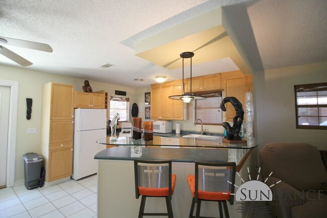 Building Photo - Adorable 3 Bedroom Home Near Ferry Park