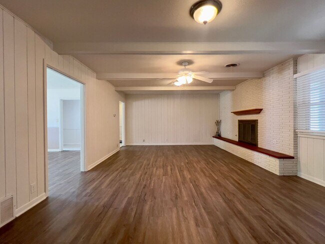 Foto del edificio - PRE-LEASING for June! Stunning Large 3 Bedroom Home!