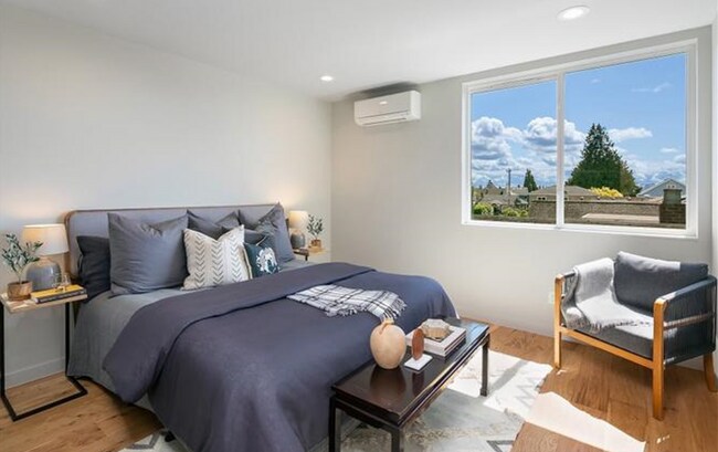 Building Photo - Enjoy Stunning City Views from This 2-Bedroom Seattle Gem with Sun Deck!