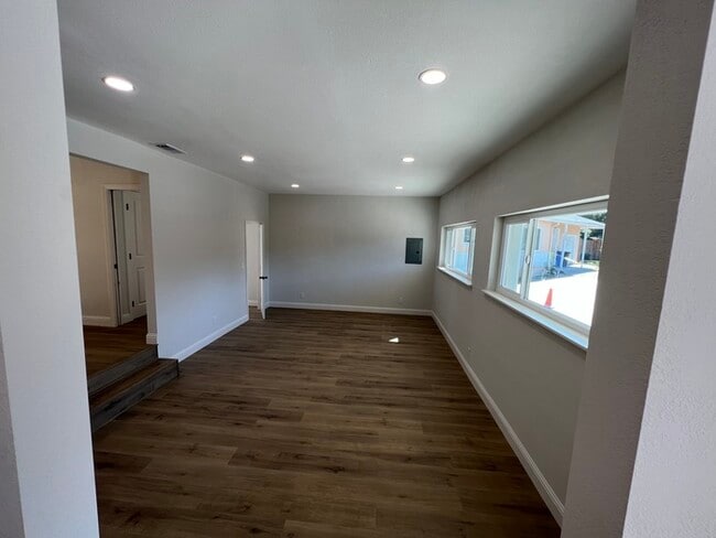 Building Photo - Renovated 4 bedroom 2.5 bath home in Concord