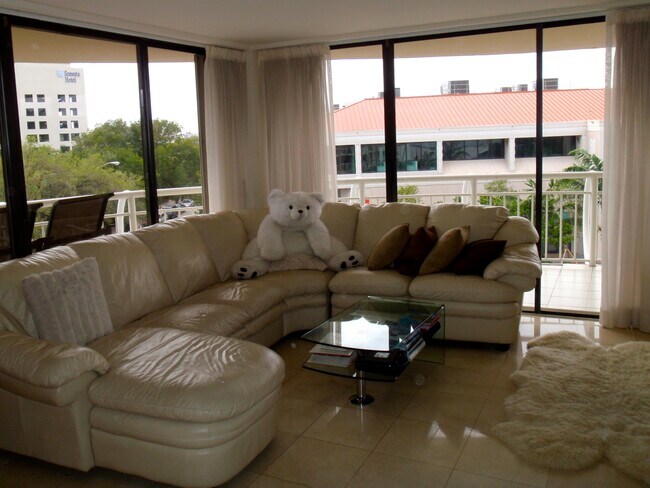 Building Photo - 2843 S Bayshore Dr