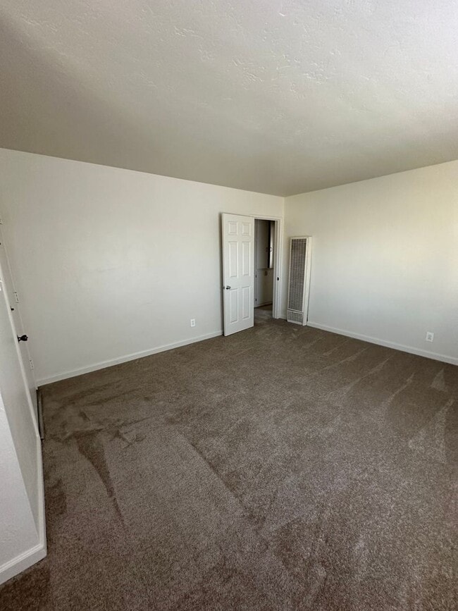 Foto del edificio - 2 bed/1 bath with garage