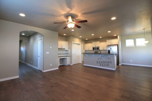 Foto del edificio - 556 Roslyn Ct