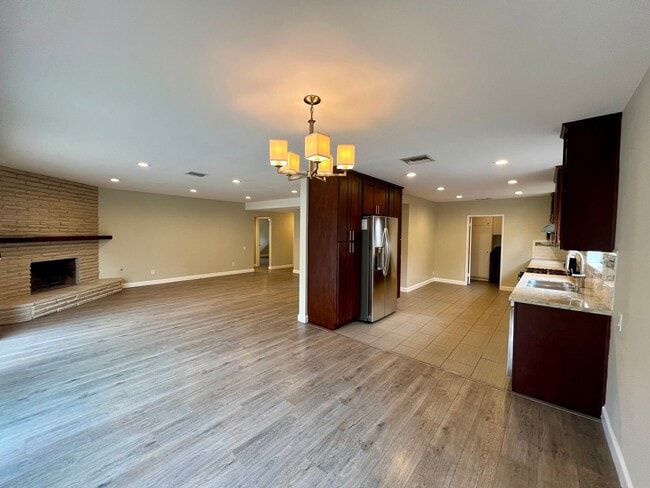 Building Photo - 5811 Agnes Ave