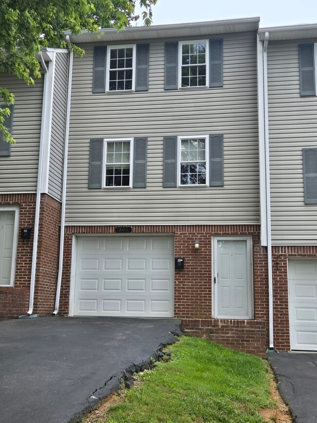 Building Photo - 306 Spruce St