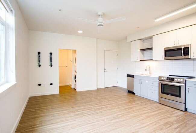 Building Photo - RENT SPECIAL: Top Floor 1-Bed w/Condo-Grade Finishes Ready Now!