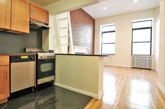 Building Photo - 156 W 75th St