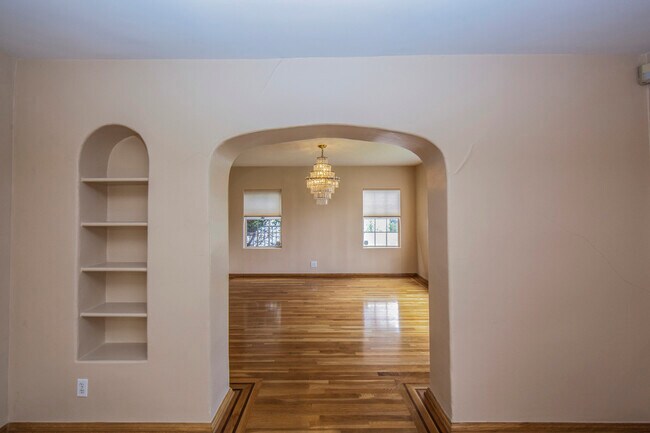 Building Photo - 331 N Sweetzer Ave