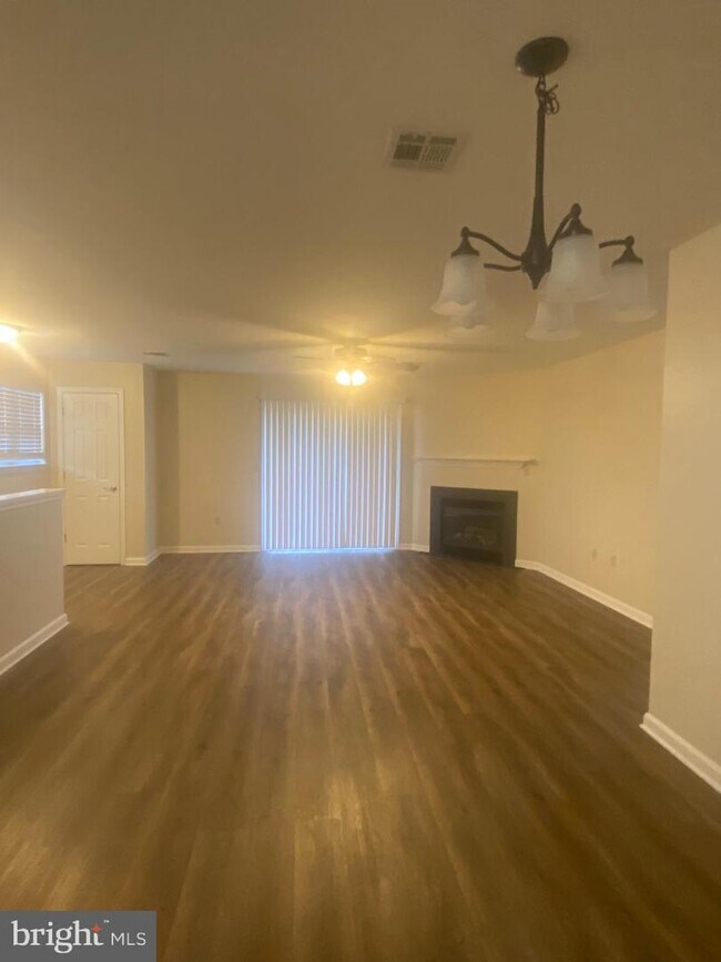 Building Photo - 102 Oriole Ct
