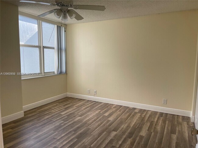 Foto del edificio - 9401 Evergreen Pl