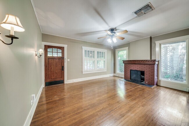 Building Photo - UPDATED 3-BEDROOM IN ALAMO HEIGHTS
