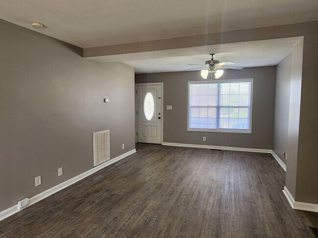 Foto del edificio - $1650 4 Bedroom 2.5 Bath Gorgeous Oak Grov...