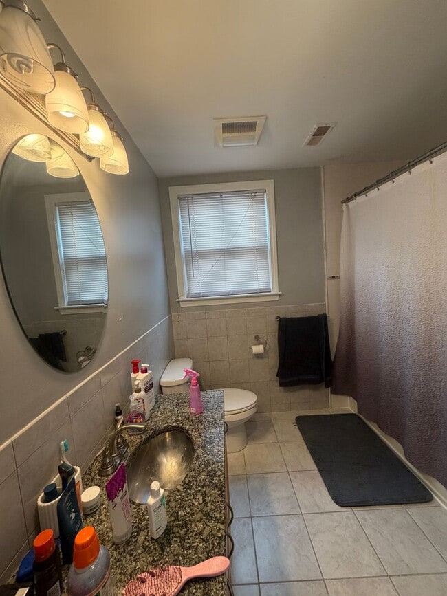 Foto del edificio - Great 4 Bed 2 Bath on Mission Hill - 9/1/26