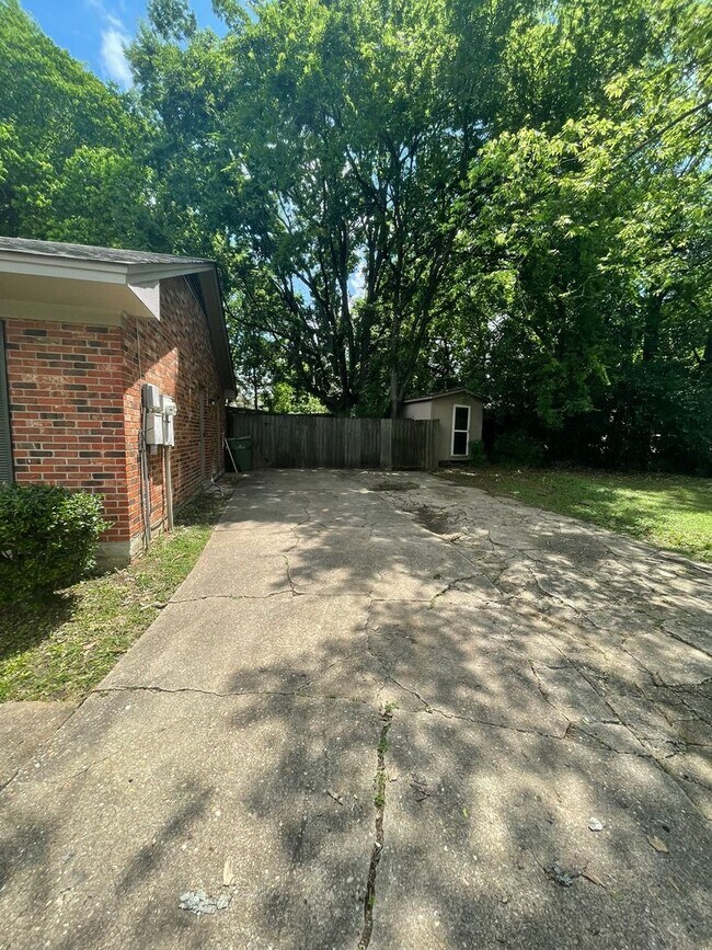 Building Photo - ** 4 Bed 2 Bath located in Brentwood ** Ca...