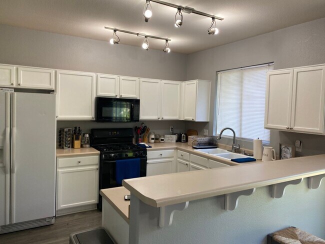 Building Photo - Walking Distance to neighborhood schools a...