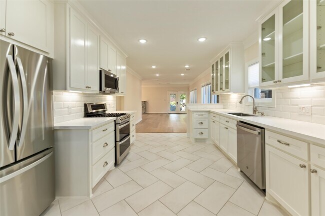 Building Photo - 2631 Persa St
