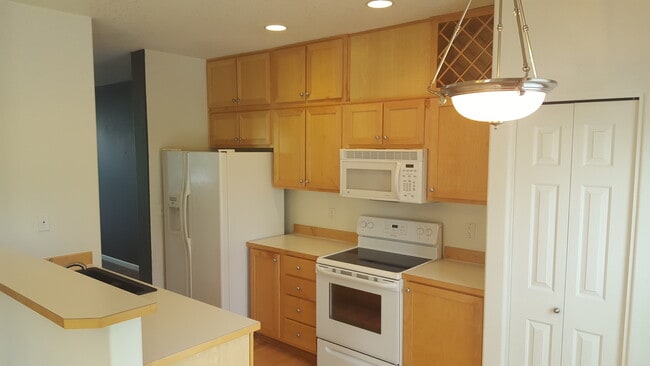 Foto del edificio - 3br/2.5ba Townhome with 2-Car Garage + Bonus Room  ** Central Heat & AC **