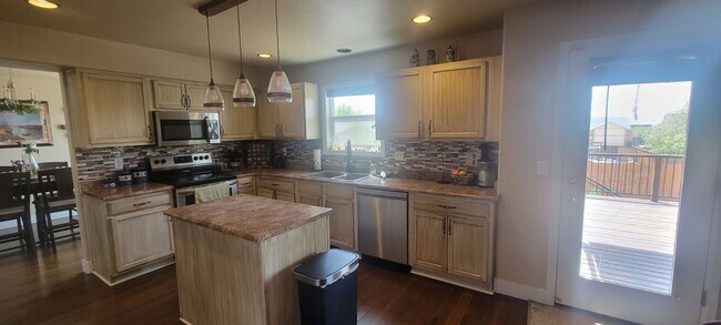 Foto del edificio - Beautiful 3 Bed 3 Bath in Fountain!