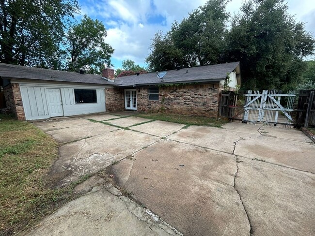 Foto del edificio - 1006 Holly Hill Ct