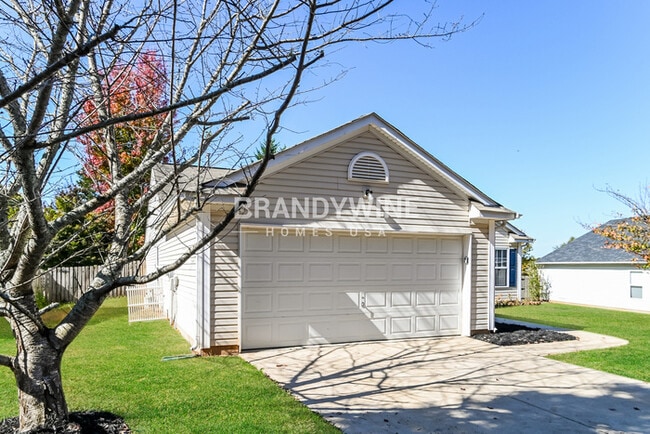 Building Photo - NEW LOWER RENTAL RATE LEASING SPECIAL: Rec...