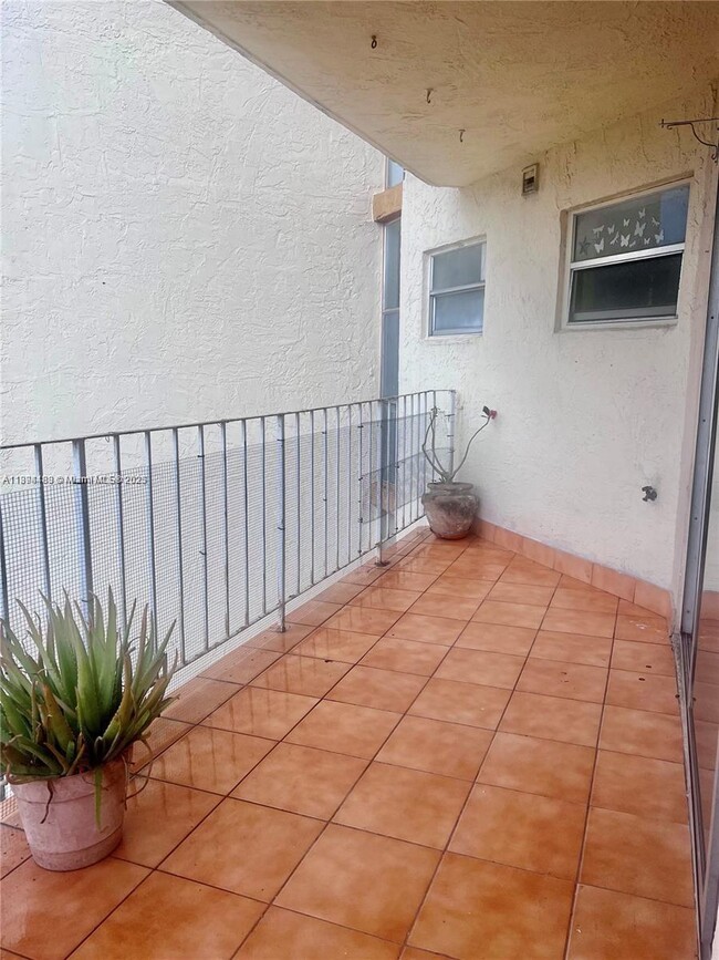 Foto del edificio - 1750 W 46th St