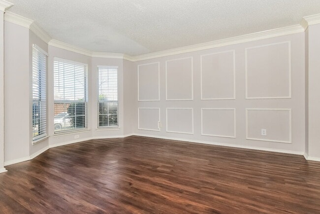 Building Photo - 5909 Iris Dr