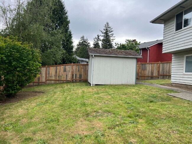 Building Photo - Spacious Home on Corner Lot Available!