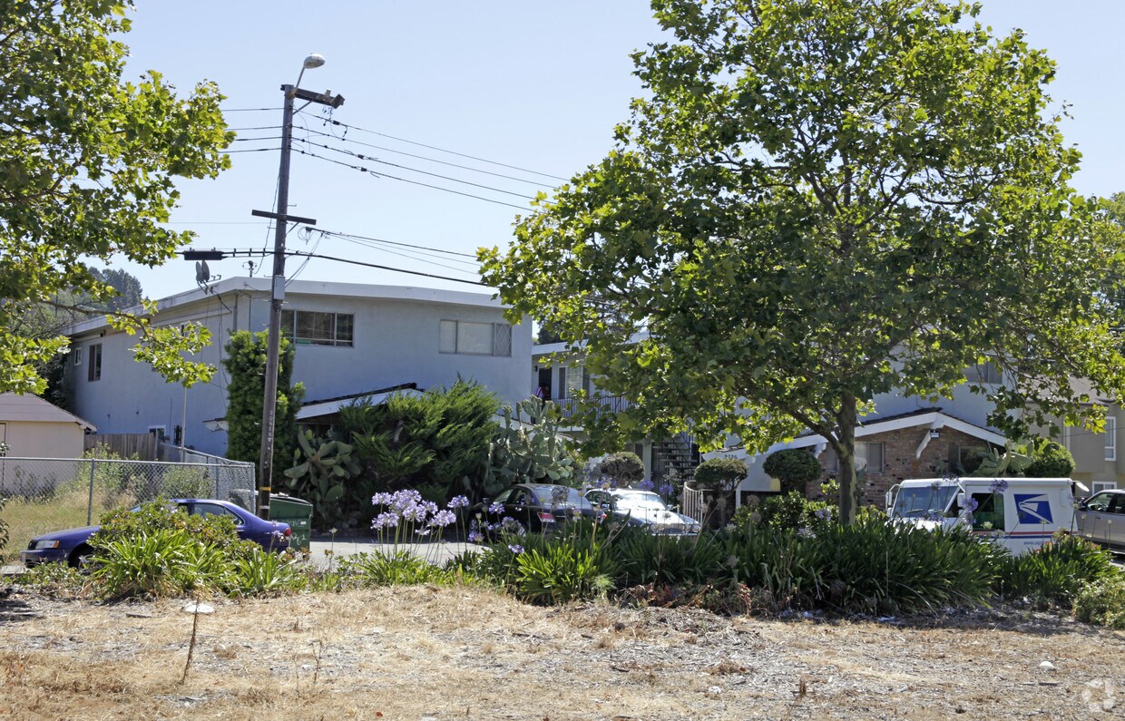 Foto del edificio - 9220 Bancroft Ave