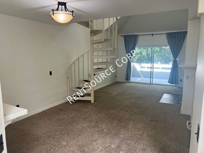 Building Photo - 2 Bedroom Plus Loft Condo For Rent in Gate...