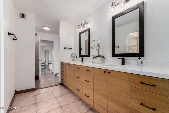 Foto del edificio - 6725 E Kelton Ln