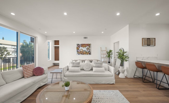 Foto del edificio - RECENTLY RENOVATED TOWNHOME | 5 BED 5 BATH | PRIVATE ROOFTOP DECK |  PET FRIENDLY | SPACIOUS BEDR...