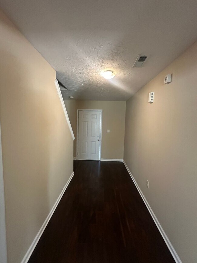 Building Photo - Beautiful 3 Bed 2.5 Bath Home with Spacious Fenced Yard