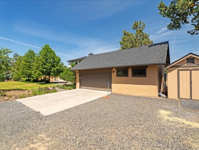 Building Photo - Stunning Tumalo Home on 3.21 Acres with Ca...