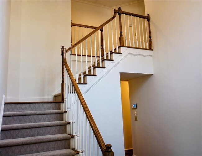 Building Photo - 1093 Longwood Trce