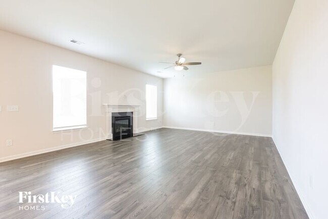 Building Photo - 501 Hillpark Ln