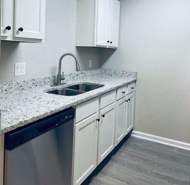Foto del edificio - Spacious 2 Bedroom Townhomes in the Heart ...