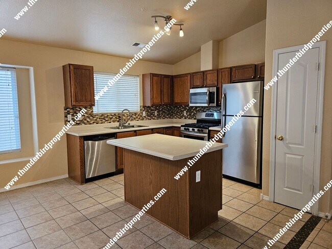 Foto del edificio - Rare single story 4 bedroom coming soon!