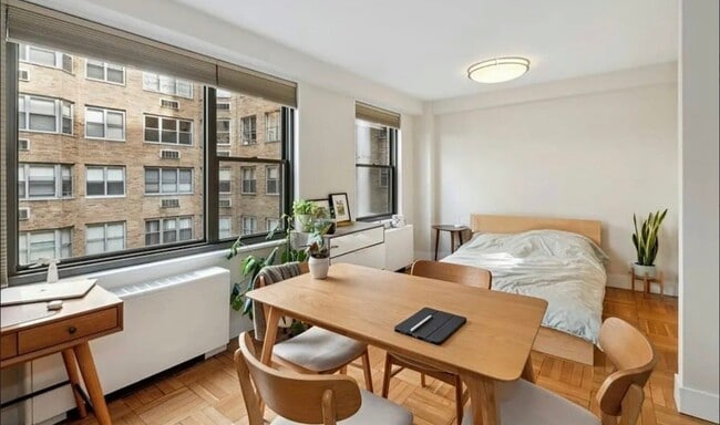 Building Photo - 35 E 38th St
