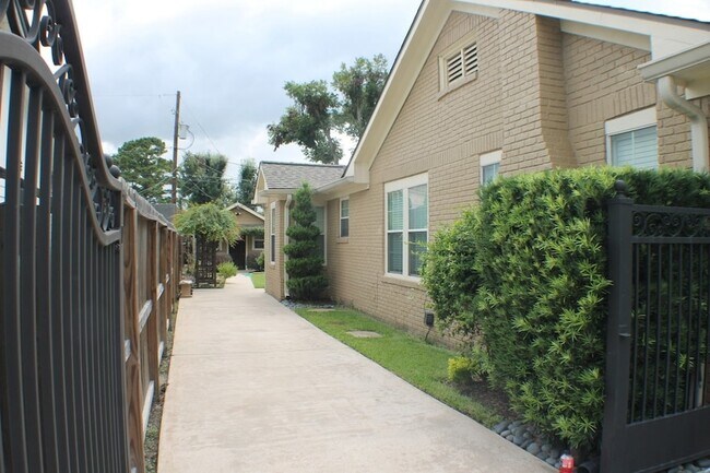 Building Photo - 8234 Bonner Dr