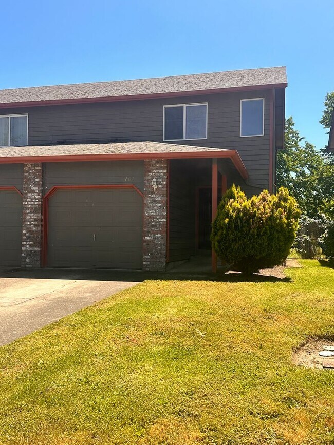 Foto del edificio - Large 2-story Duplex ~ 3 Bed / 1.5 Bath