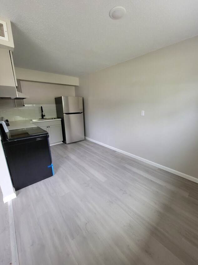 Kitchen - 3528 Heatherton Dr