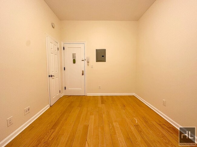 Building Photo - NO FEE Studio on Upper West Side! Won't St...