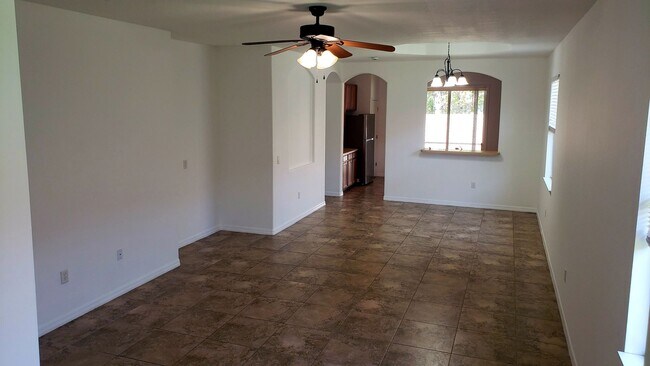 Building Photo - 3 bed 2 bath home Move in Special